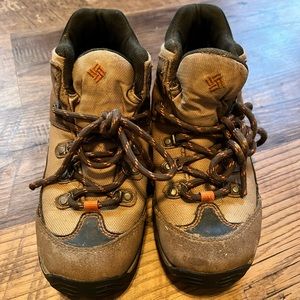 Columbia hiking boots boys size 4